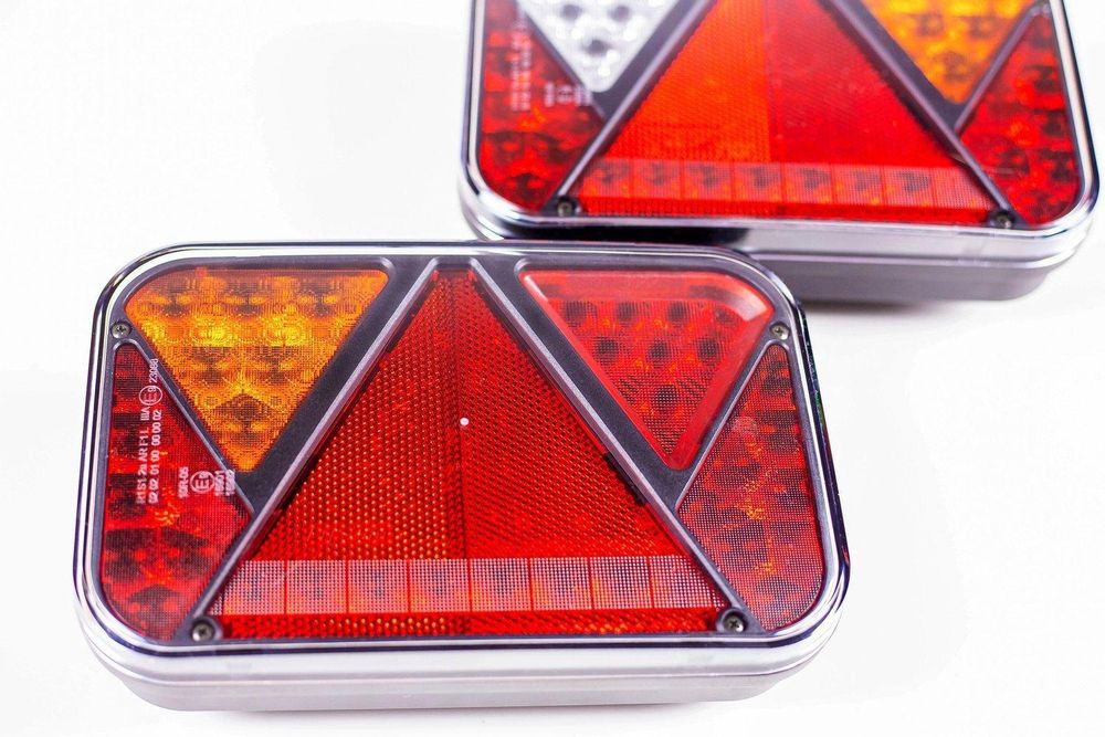 Lichtset: FRISTOM LED-Rückleuchten + HORPOL LED-Seitenmarkierungsleuchten + MANTES 5,5 m 13-poliger Kabelbaum