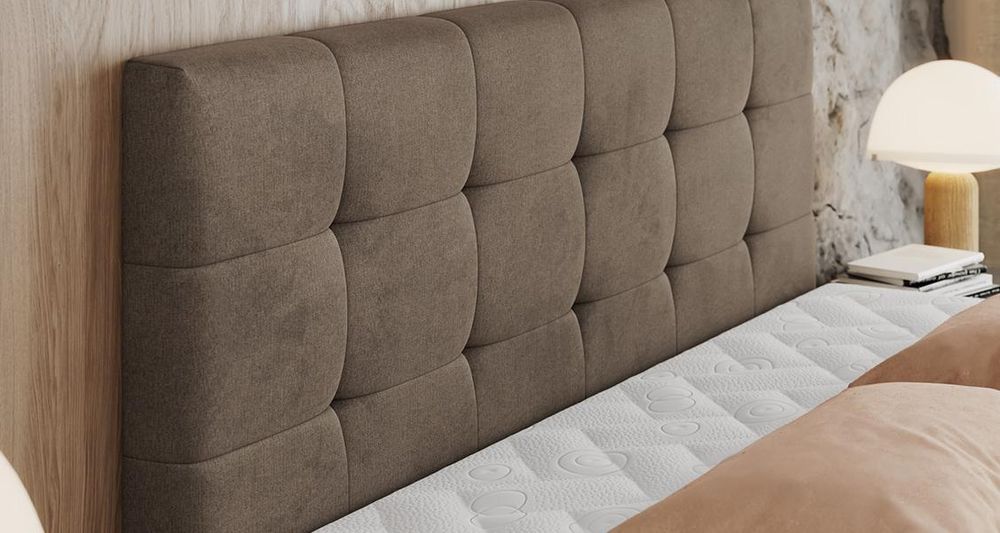 Vergrößern Sie das Kopfteil des Boxspringbettes, das Foto zeigt braun Stoff