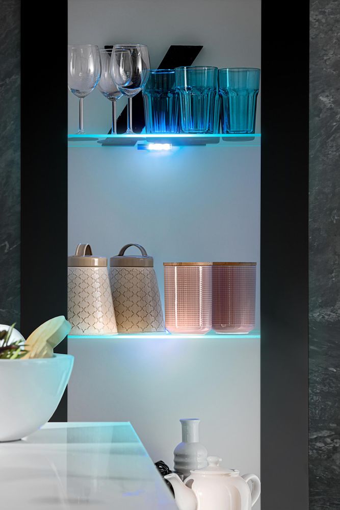 Komodee | Wohnwand Wohnzimmerset Tivoli Grande, Korpus Weiß Matt Frontfarbe Schwarz Matt, LED Blau
