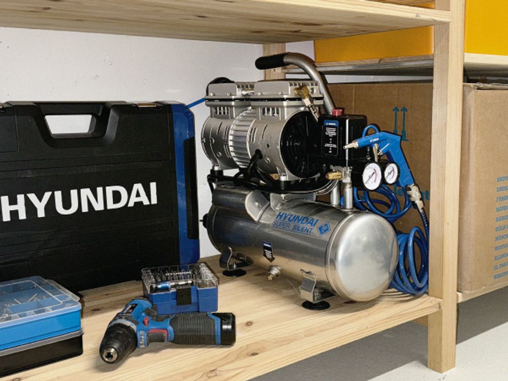 HYUNDAI Silent Kompressor SAC55751 SET (8 bar, 6L, tragbar, ÖLFREI, 59 dB, 550 W / 0.75 PS)