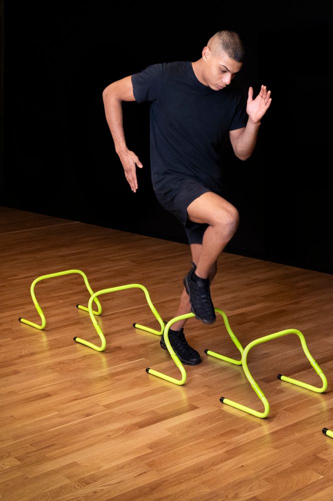 Ein Mann absolviert ein Koordinationstraining mit Fizyo-Trainingshürden