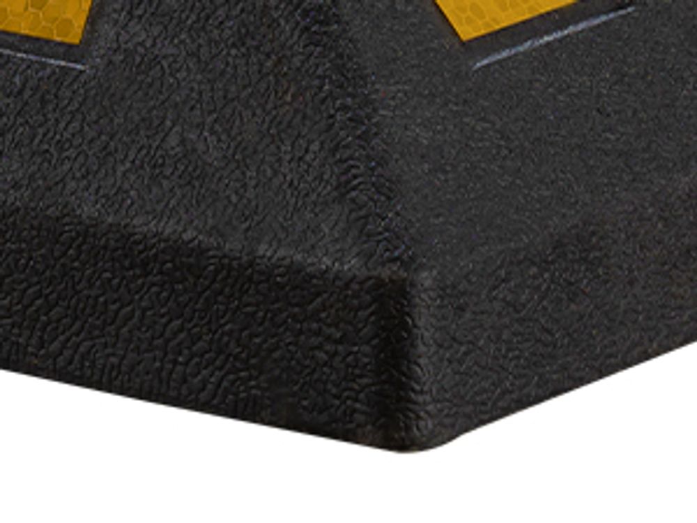 Wiltec Radstopper 56 x 15 x 10 cm, 2x Einparkhilfe aus Gummi, Parkplatzbegrenzung mit gelben Reflexionsstreifen & Schraubrillen, Parkplatzsperre für Garage