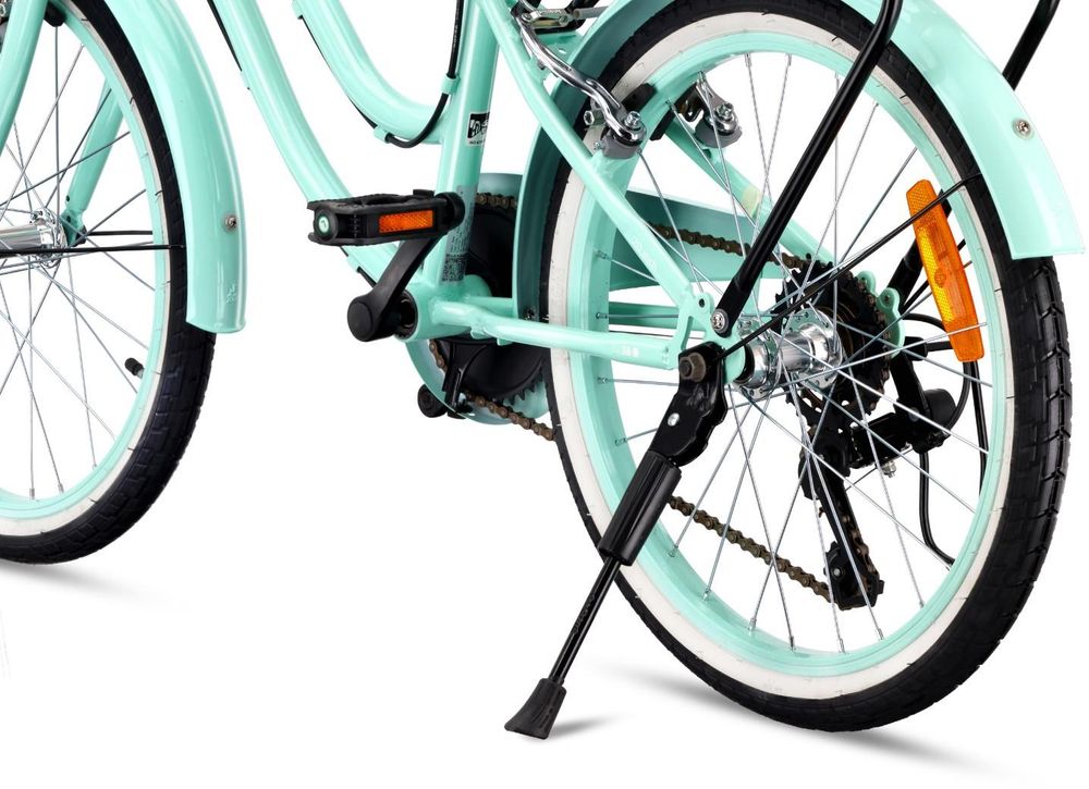 Detalle de la pata de apoyo y el portaequipajes trasero de la bicicleta.