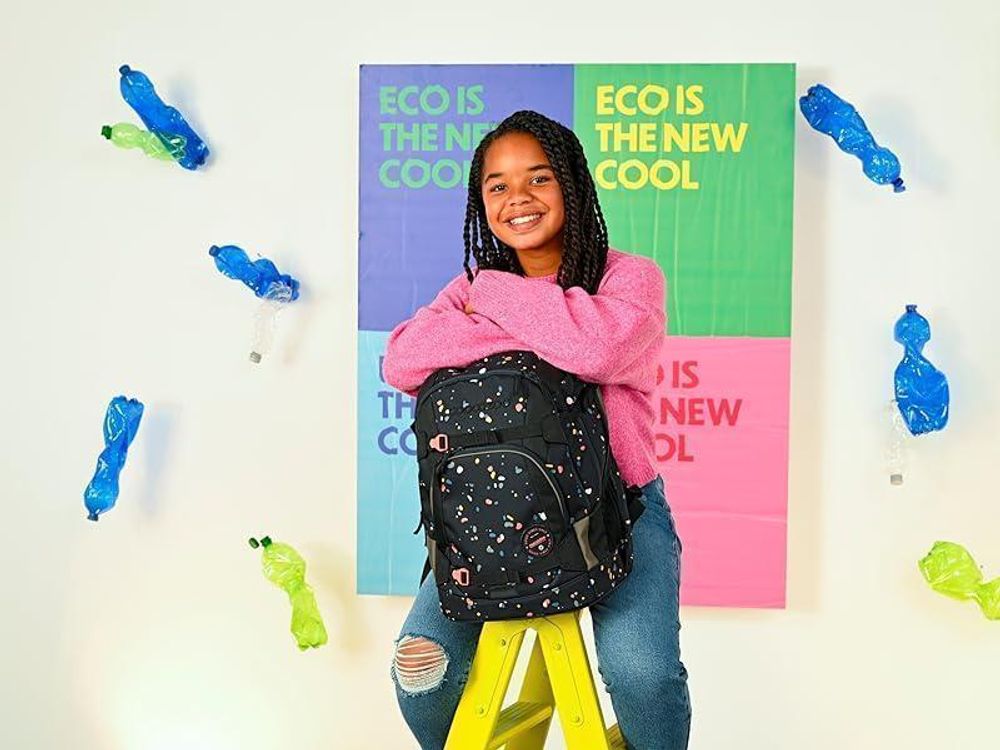 Das Bild zeit ein Mädchen mit einem Schulrucksack von coocazoo.