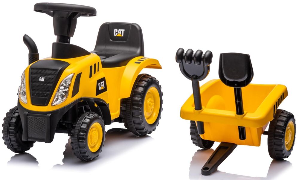 Traktor a odpojený vozík s příslušenstvím vedle sebe