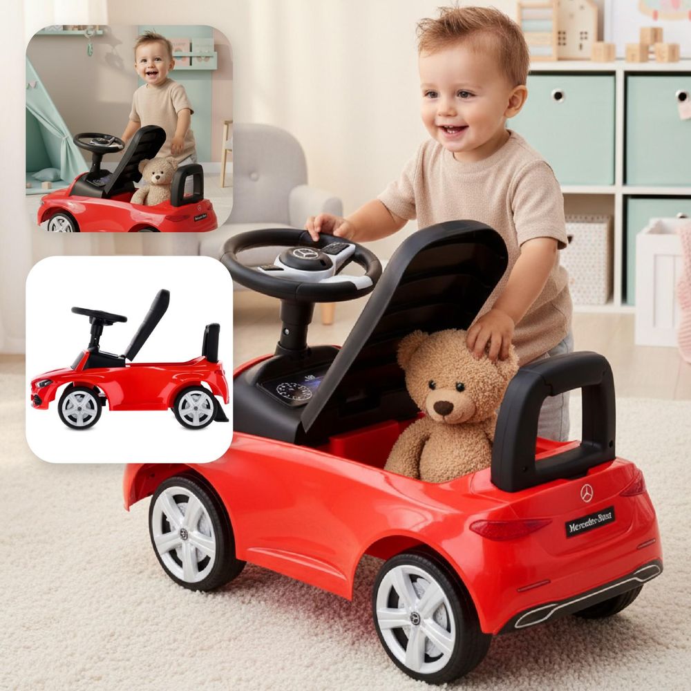 Kind opent het zitje van de loopauto en stopt een teddybeer in het opbergvak.