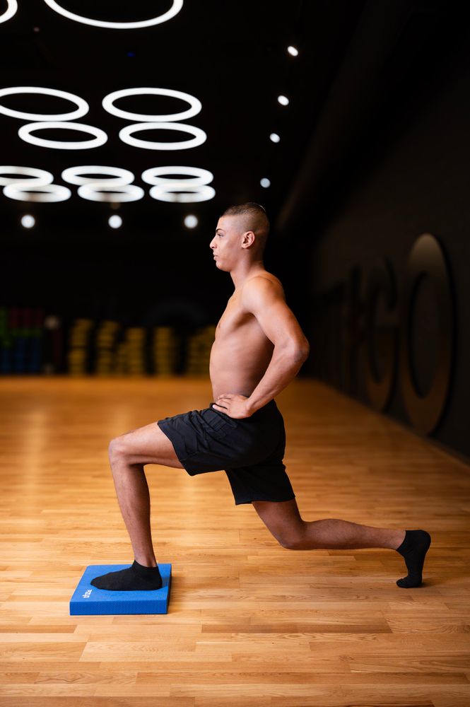 Person trainiert auf dem FIZYO Balance Pad, Matte, Balancekissen
