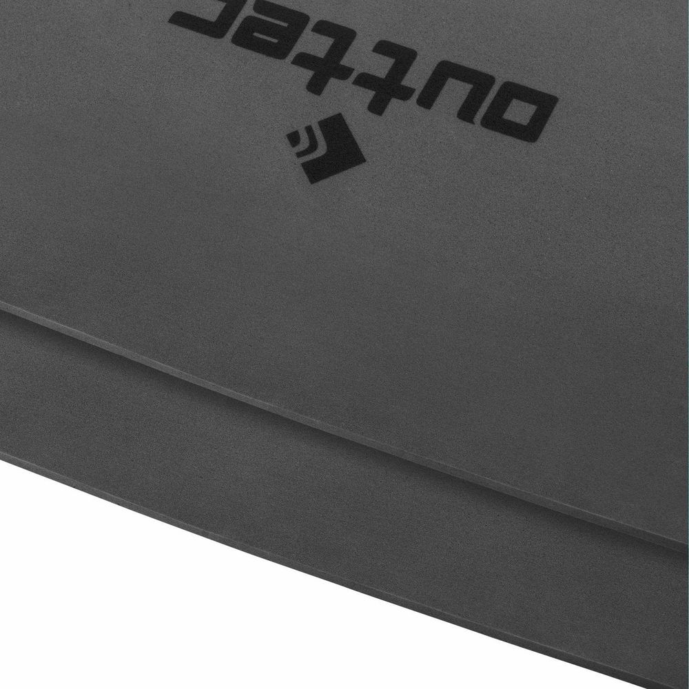 Nahaufnahme der schwarzen Outtec Isomatte mit Logo. Zeigt Material und Textur