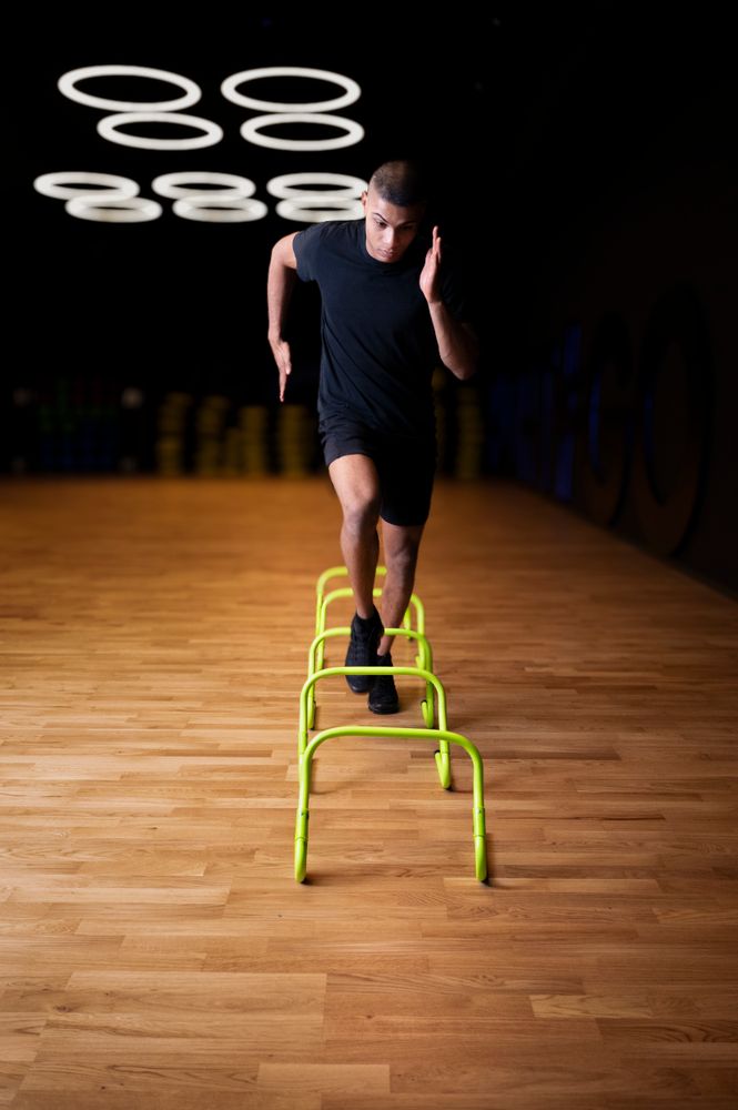 Ein Mann absolviert ein Koordinationstraining mit Fizyo-Trainingshürden