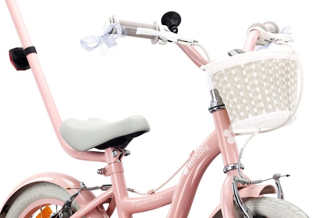 Manillar de bicicleta infantil con cesta blanca, lazos y timbre.