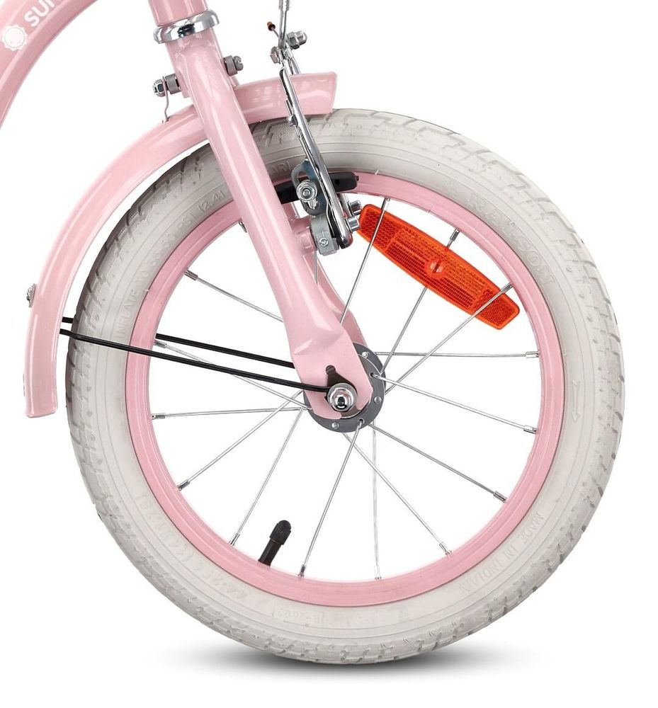 Detalle de la rueda delantera de la bicicleta infantil con freno V-brake