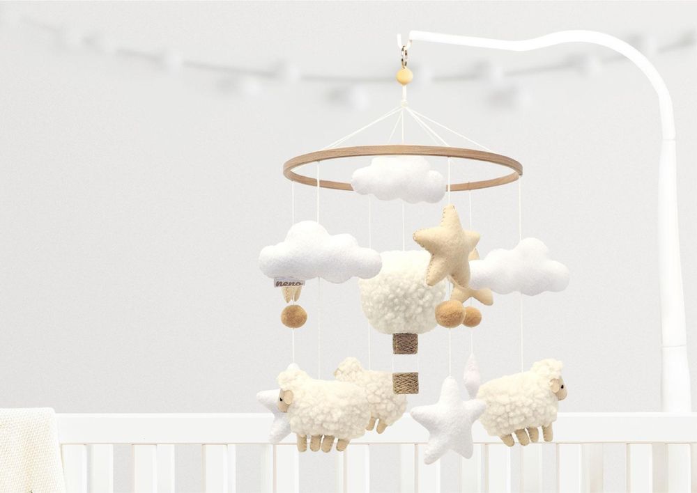 Neno Nelu Kinderbett Karussell aus Filz und Holz mit Schaf, Wolken und Ballon