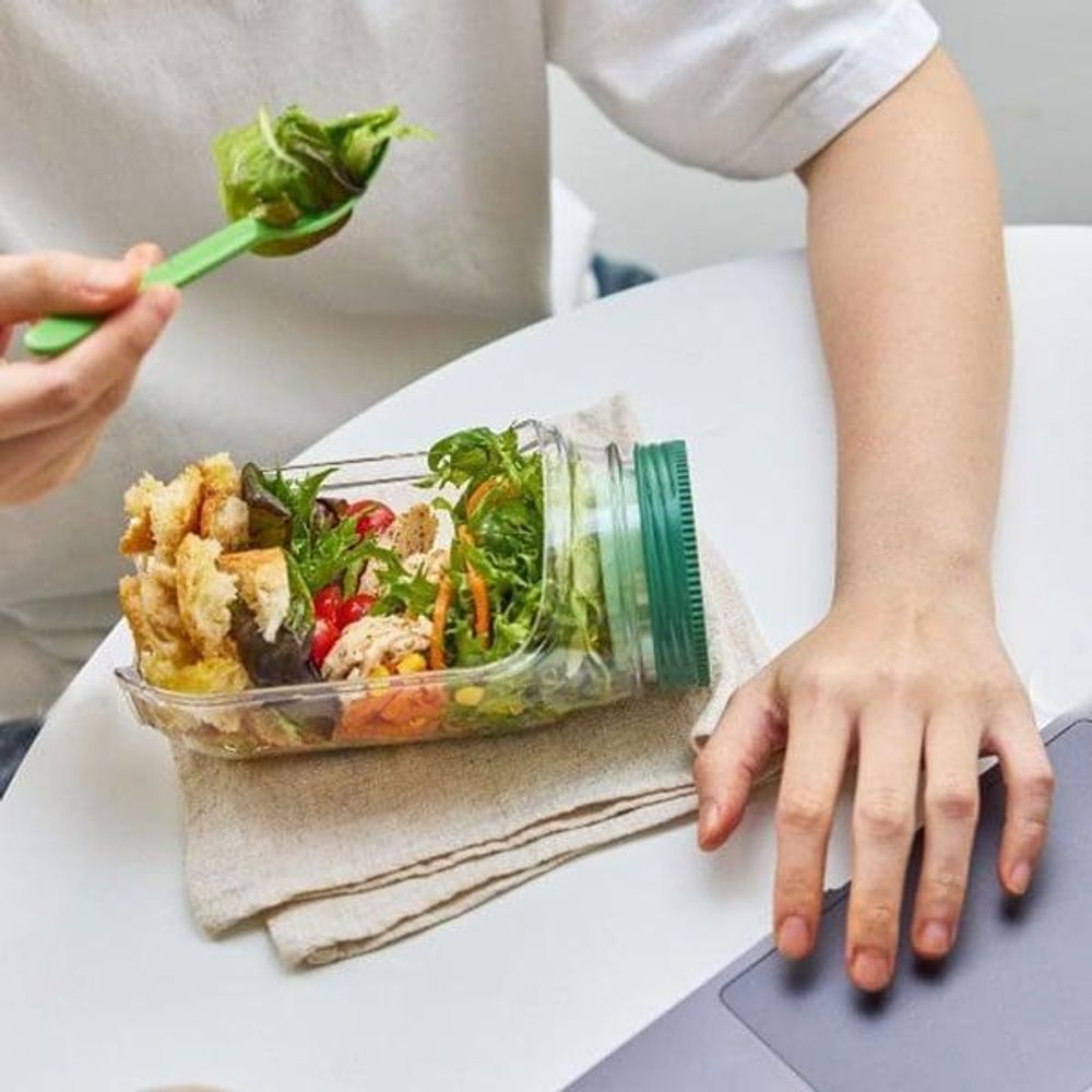 Robust und transparent: Hochwertiger Salatbehälter aus Tritan