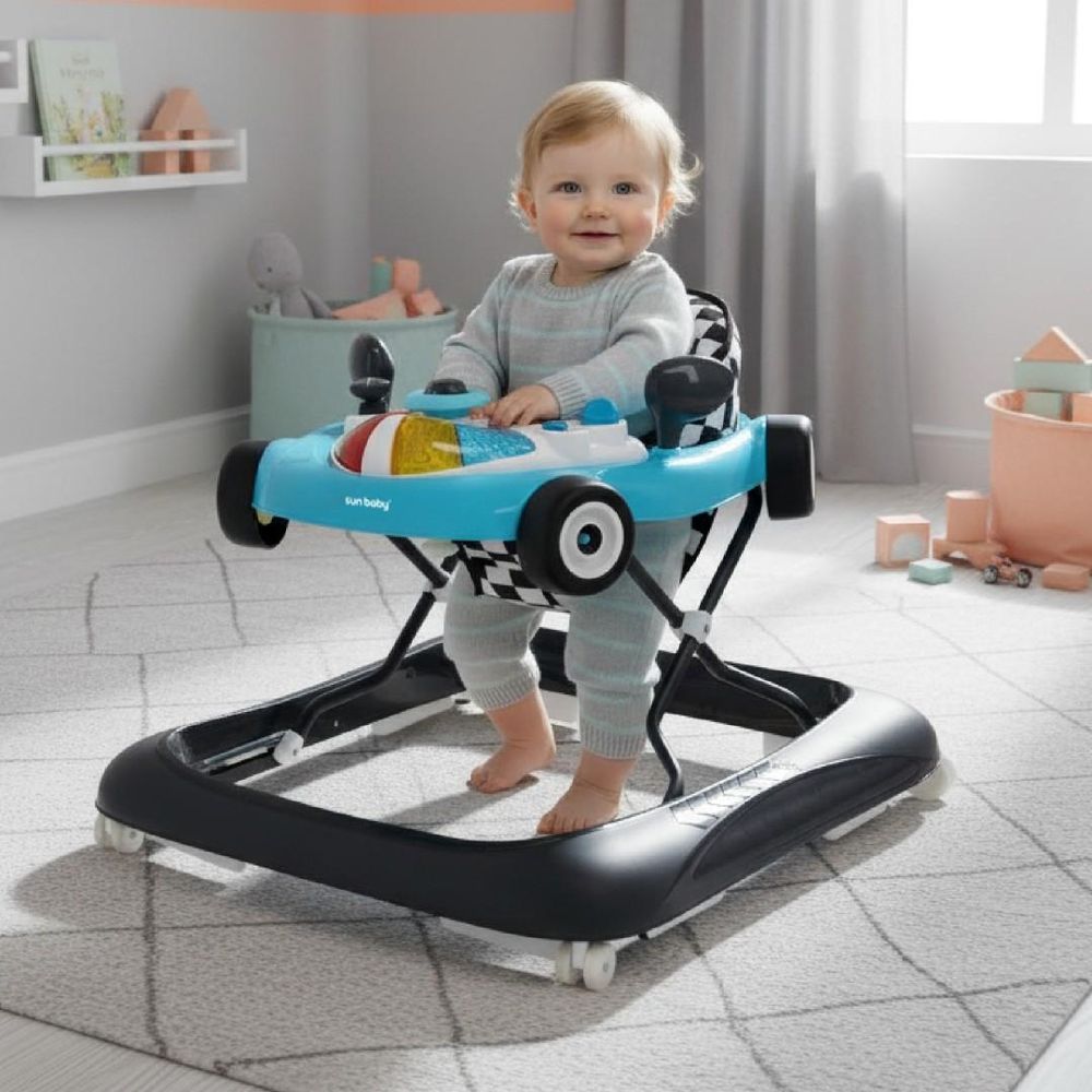 Chodzik Sun Baby na dywanie, widoczne koła i podstawa