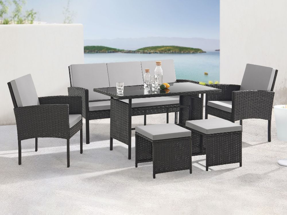 Das Rattanset DENVER auf einer Terrasse, im Hintergrund ein See mit Bergen.