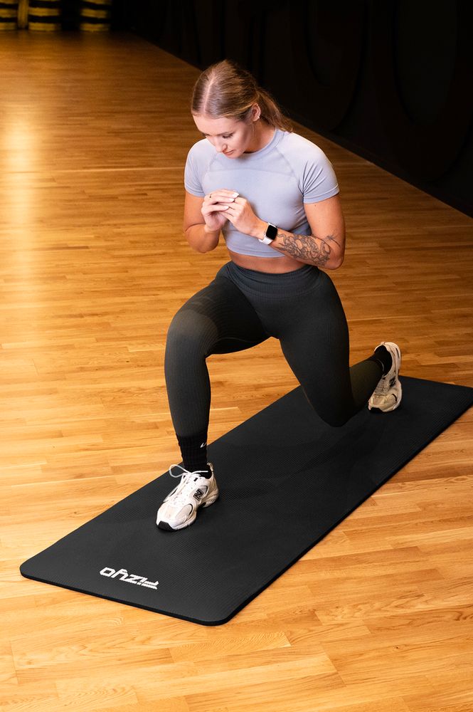 Osoba cvičiaca na gymnastickej podložke NBR značky Fizyo, pozície jogy, pilatesu, gymnastické