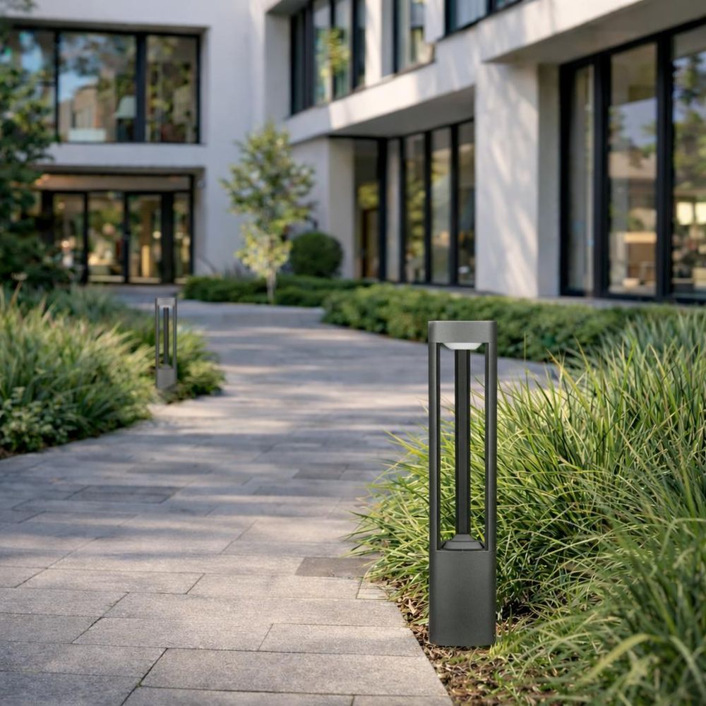 Graue Gartenlampen, wetterfeste Konstruktion, beleuchten Weg und Grün.