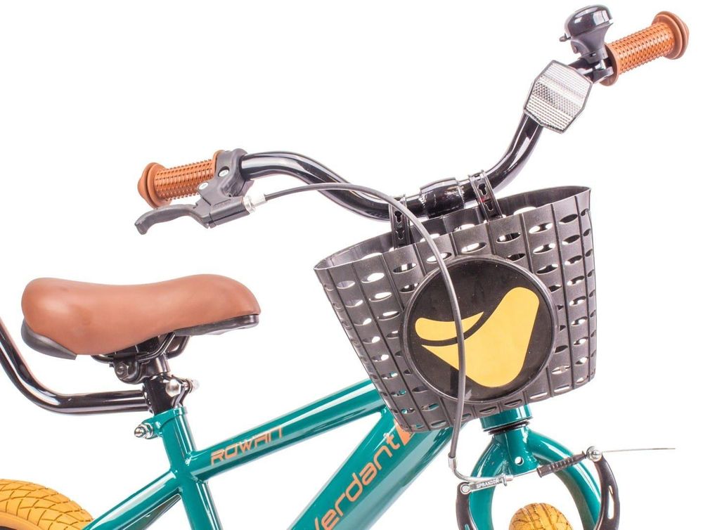 Cesta delantera, timbre y detalles del manillar de la bicicleta.