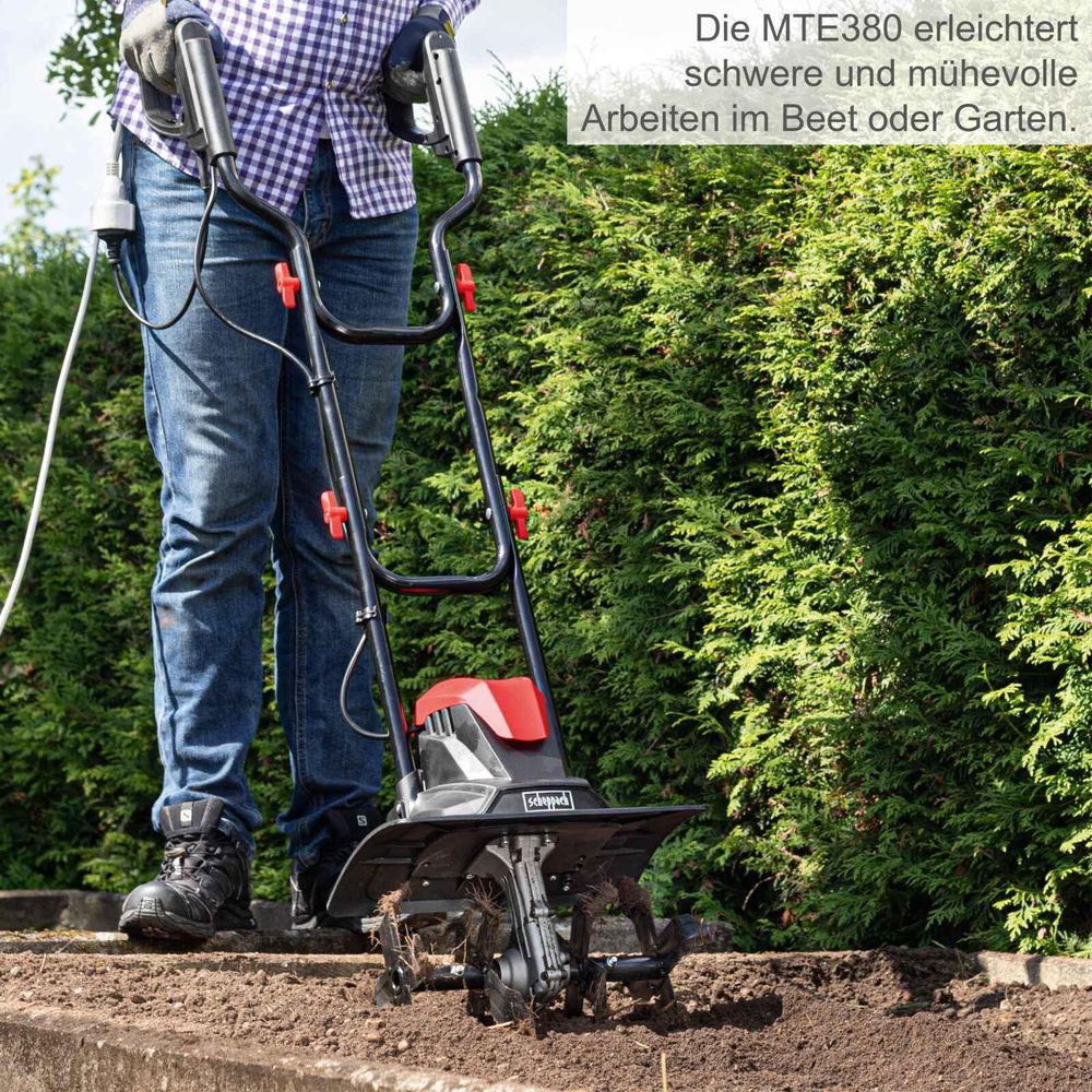 Das Bild zeigt eine Person beim Arbeiten mit der Motorhacke.