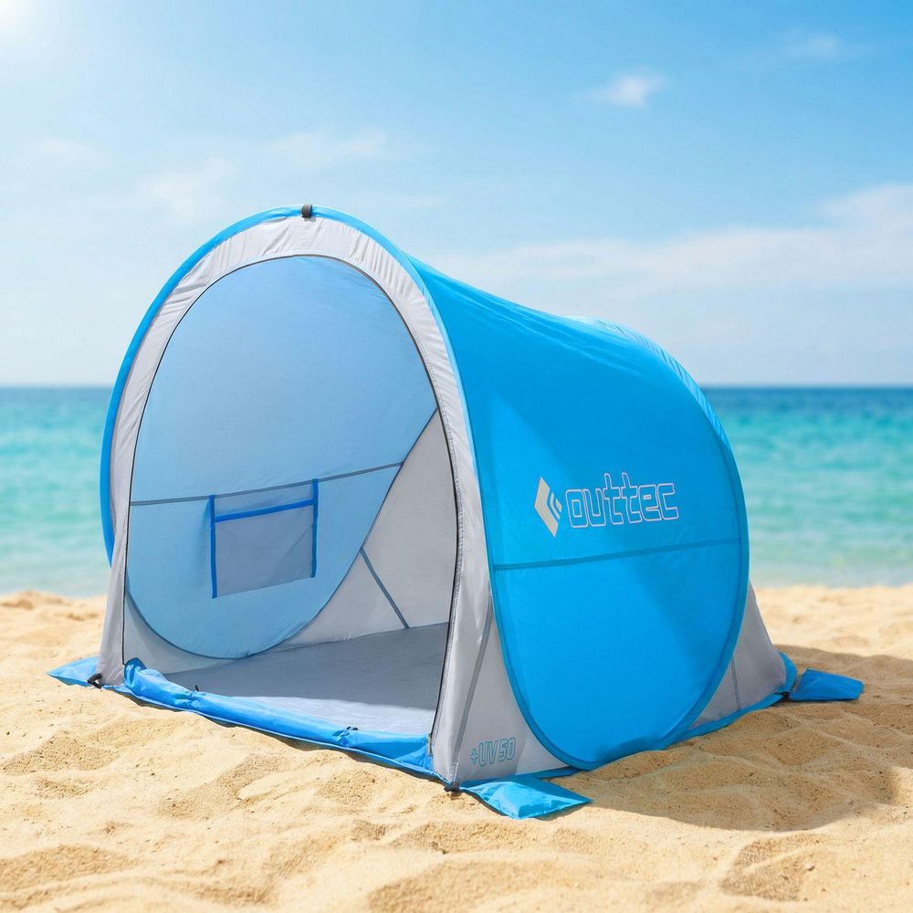 Blaues Outtec Strandzelt steht auf hellem Sandstrand vor dem Meer