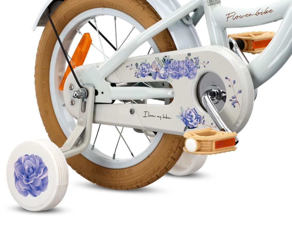 Ruedines y protección de cadena decorada en la bicicleta