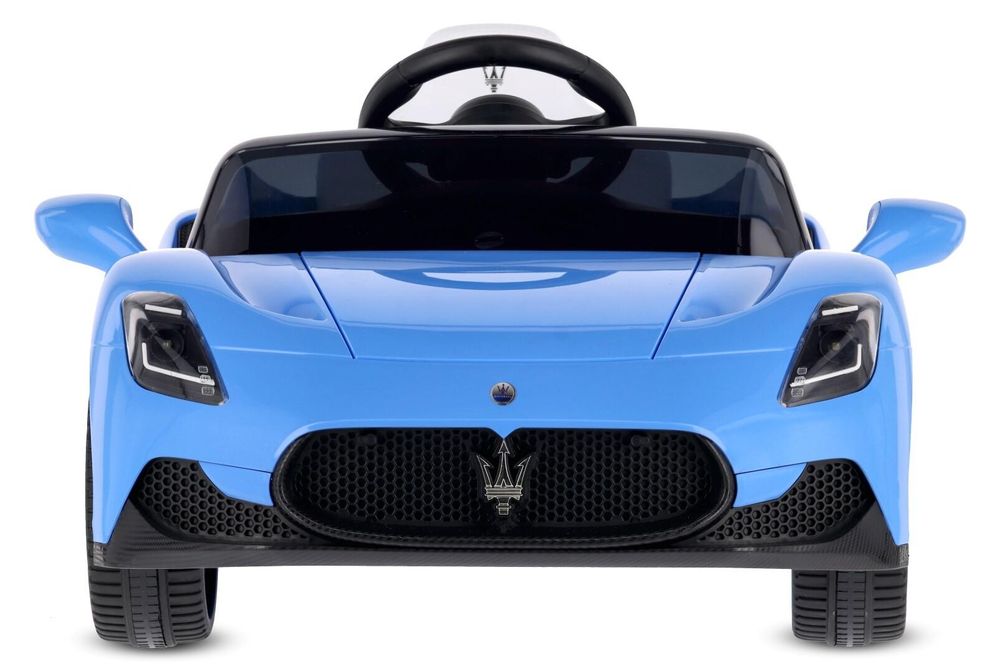 Vista frontal del coche eléctrico azul con diseño deportivo y faros LED.