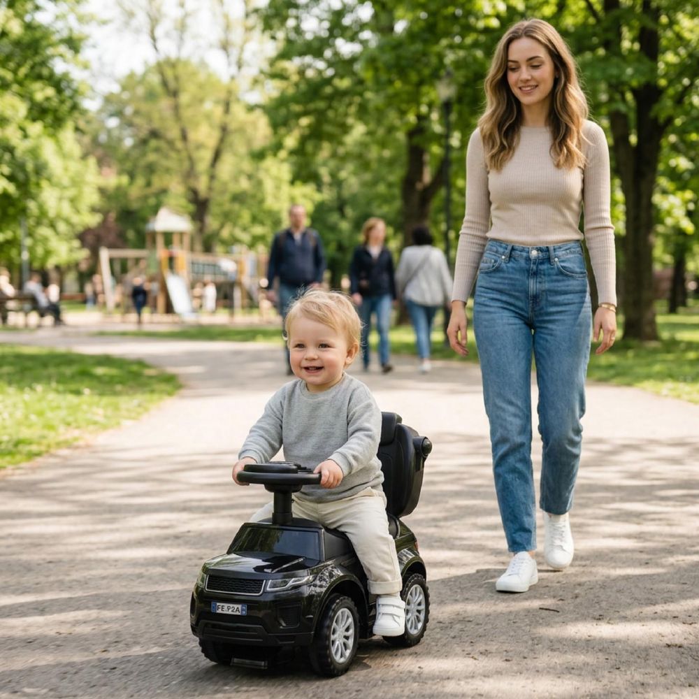 Kind rijdt zelfstandig op de loopauto in het park