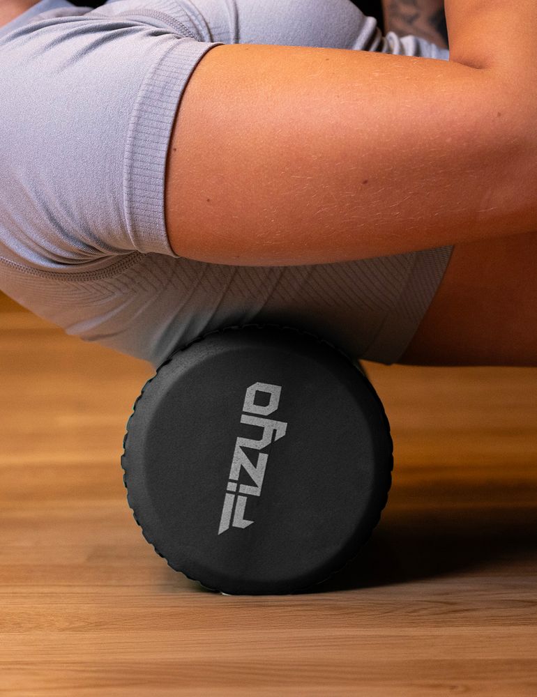 Trening Fitness z wałkiem do masażu z wypustkami 45x15 cm FIZYO — osoba wykonuje ćwiczenia