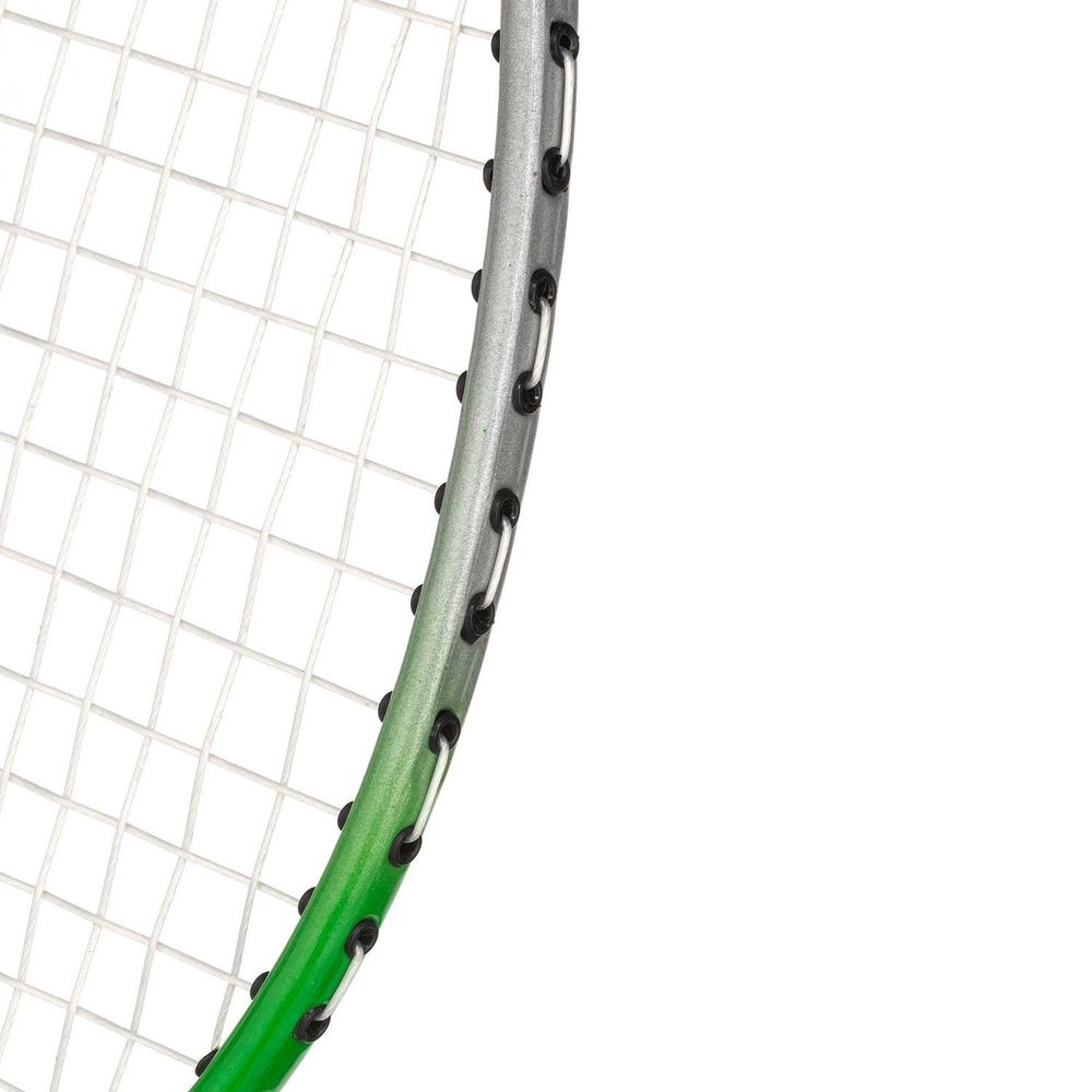 Nahaufnahme eines Badmintonschlägers mit grün-silbernem Rahmen und Besaitung