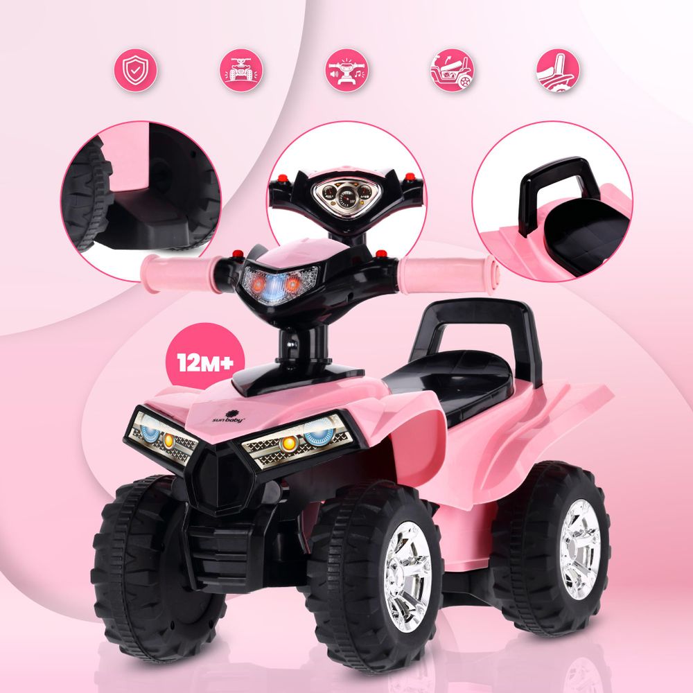 Cavalcabile rosa con dettagli di sedile, manubrio e ruote in evidenza su sfondo grafico rosa