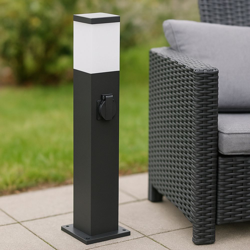 Stilvolle Akzente in Ihrem Garten, schwarze Lampe mit Steckdose neben Gartenmöbeln.
