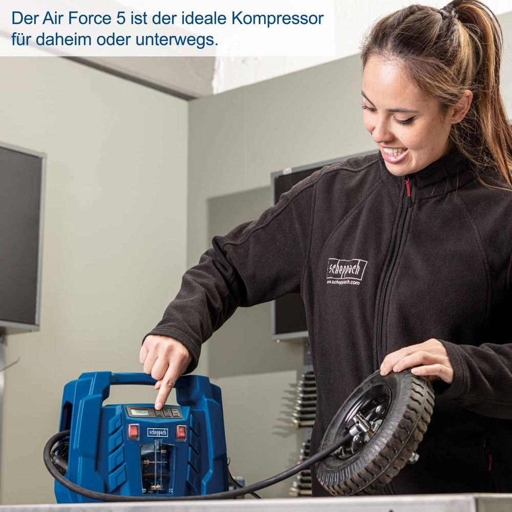 Das Bild zeigt eine Frau, die mithilfe des Kompressors einen Reifen aufpumpt.