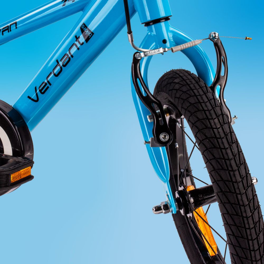 Primer plano del freno delantero V-brake sobre la rueda de la bicicleta.