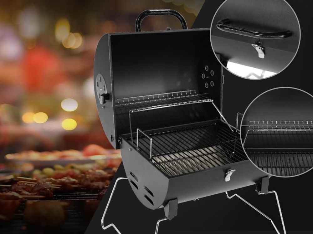 Gril CHAROX ouvert : gros plan poignée et grille de maintien au chaud, grillades en fond.