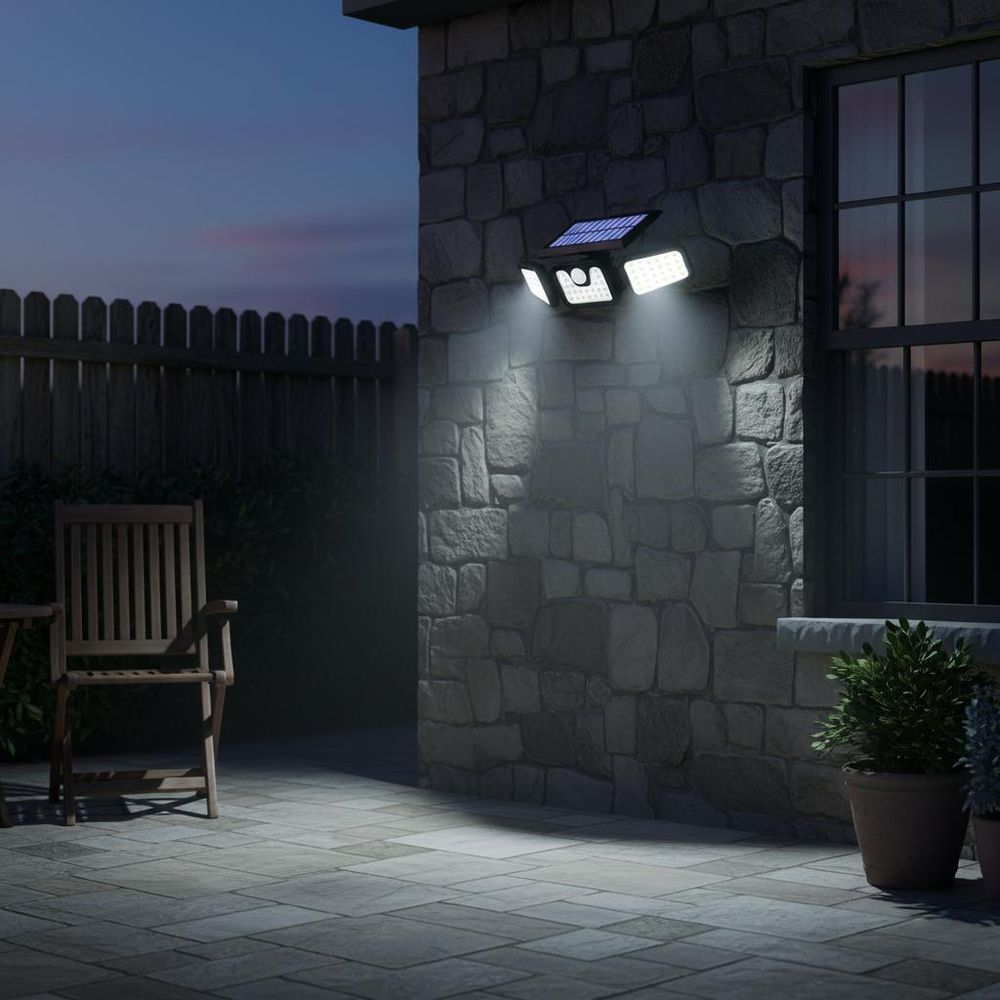 Solarstrahler mit Fernbedienung, Solarpanel und LED-Spots, für intelligente Lichtsteuerung.