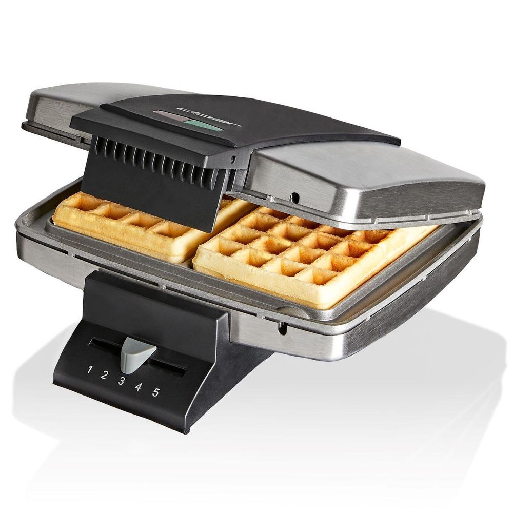 Halb offenes Brüsseler Waffelautomat mit 2 fertigen rechteckigen Waffeln