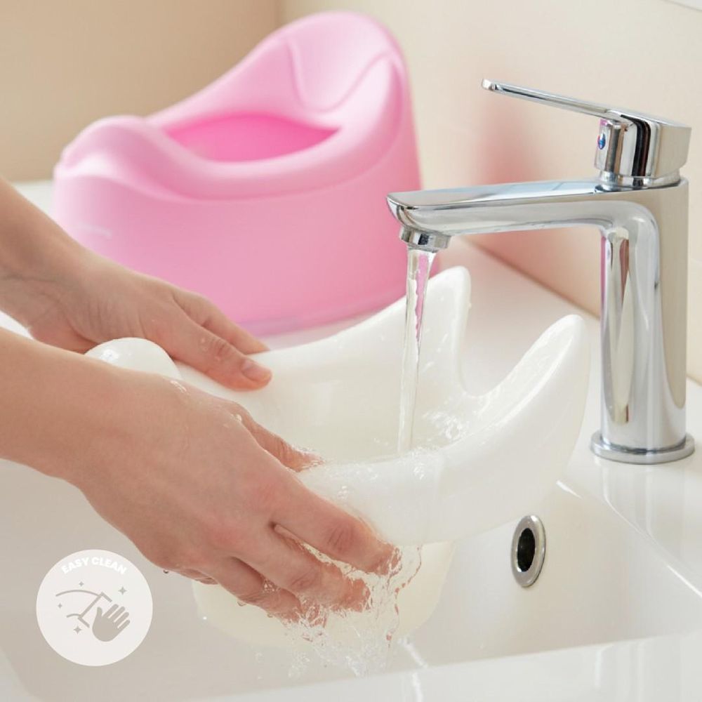 Insert du pot bébé SUN BABY rincé sous l'eau au lavabo