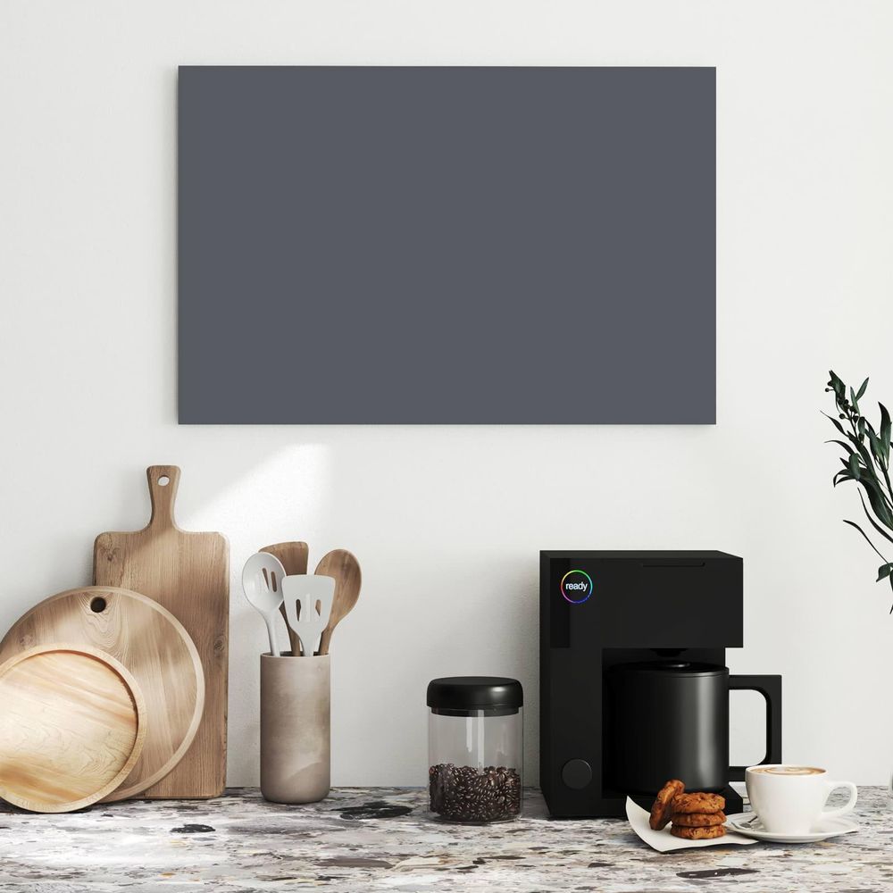 Metall-Magnettafel Dunkelgrauer Hintergrund über einer Küchenarbeitsplatte