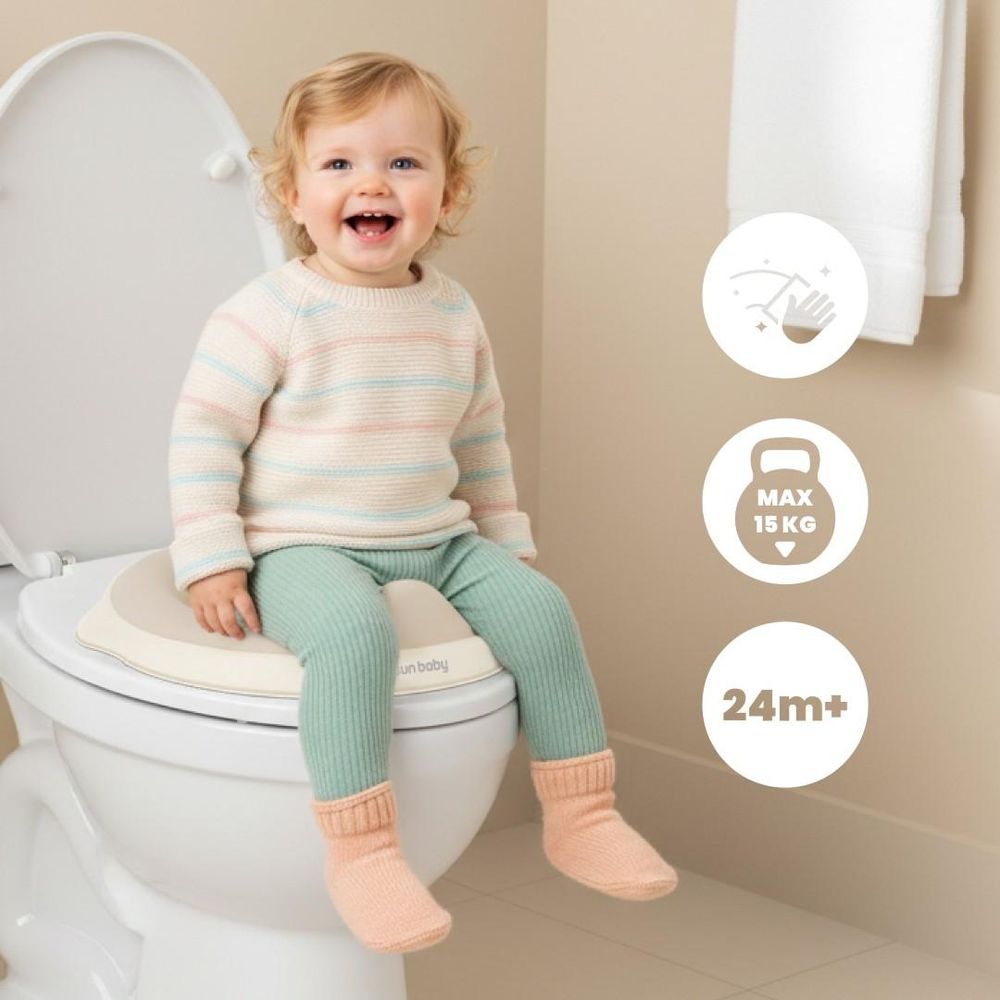 Niña sentada en el orinal SUN BABY con iconos de limpieza, peso máximo y edad mínima.