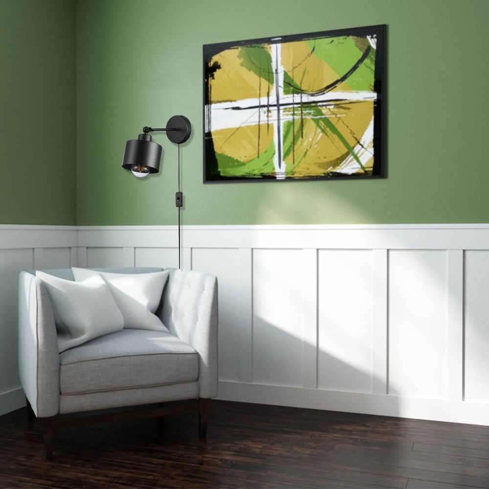 Wandlampe, modernes Design in Schwarz, grüne Wand und weiße Wandverkleidung.