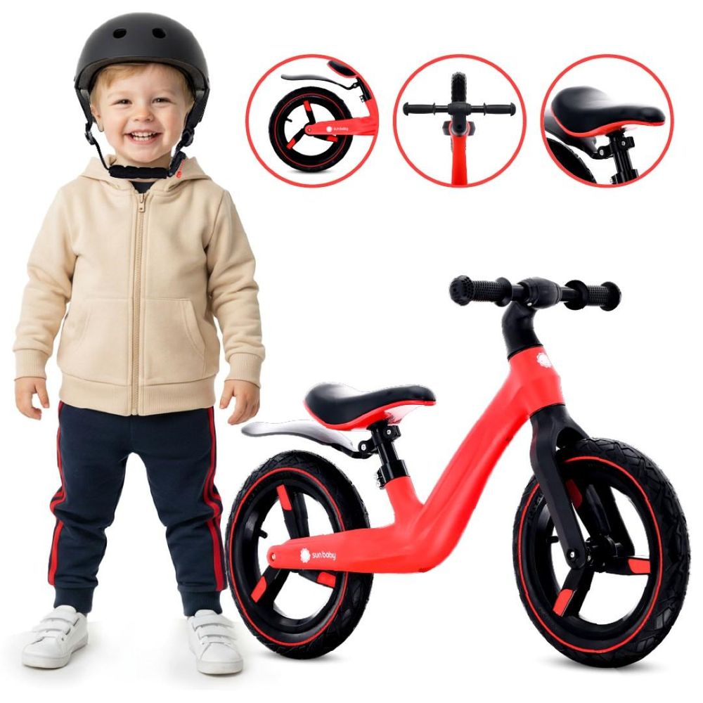 Dieťa s prilbou stojí vedľa odrážadla Sun Baby SPORT 12".