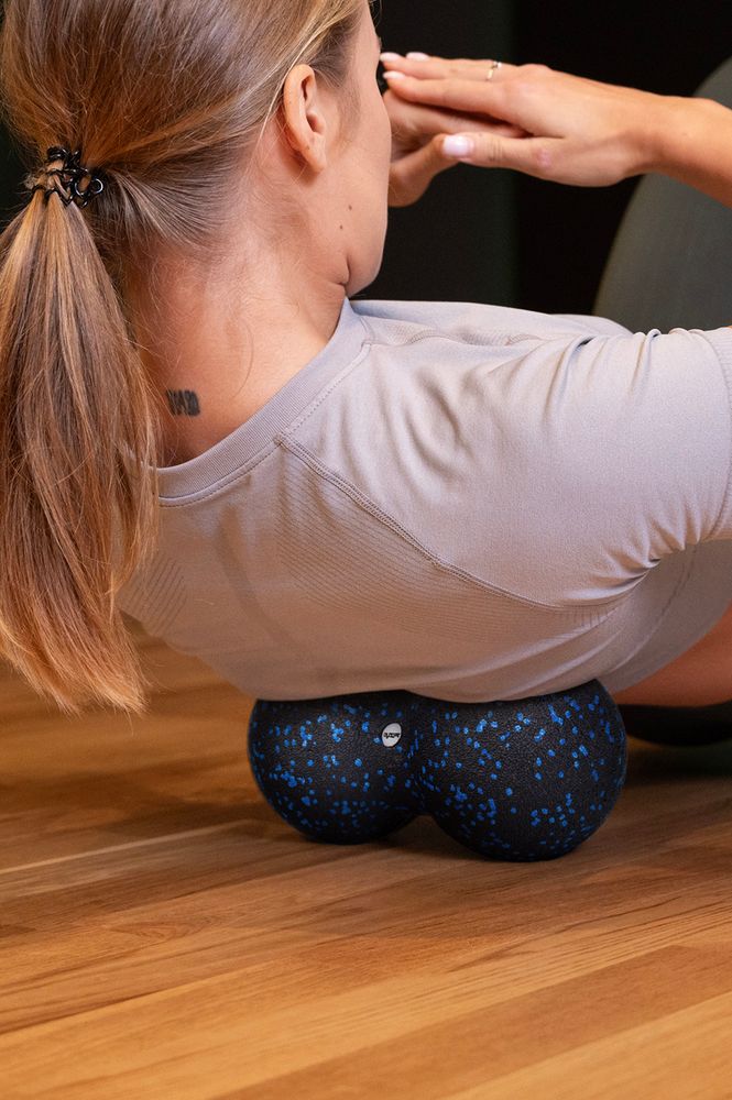 Person beim Training mit dem Massageball Duoball FIZYO 24x12 cm