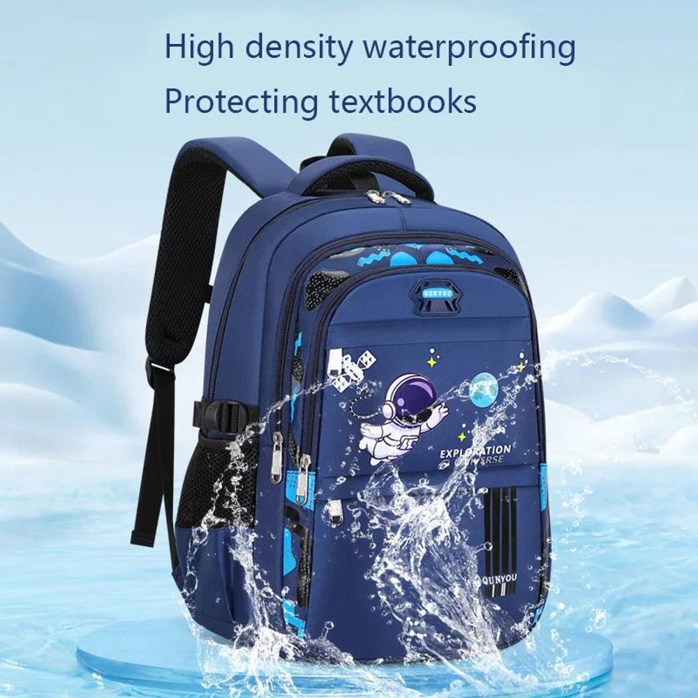 Kinderrucksack mit wasserabweisendem Obermaterial im Wassertest