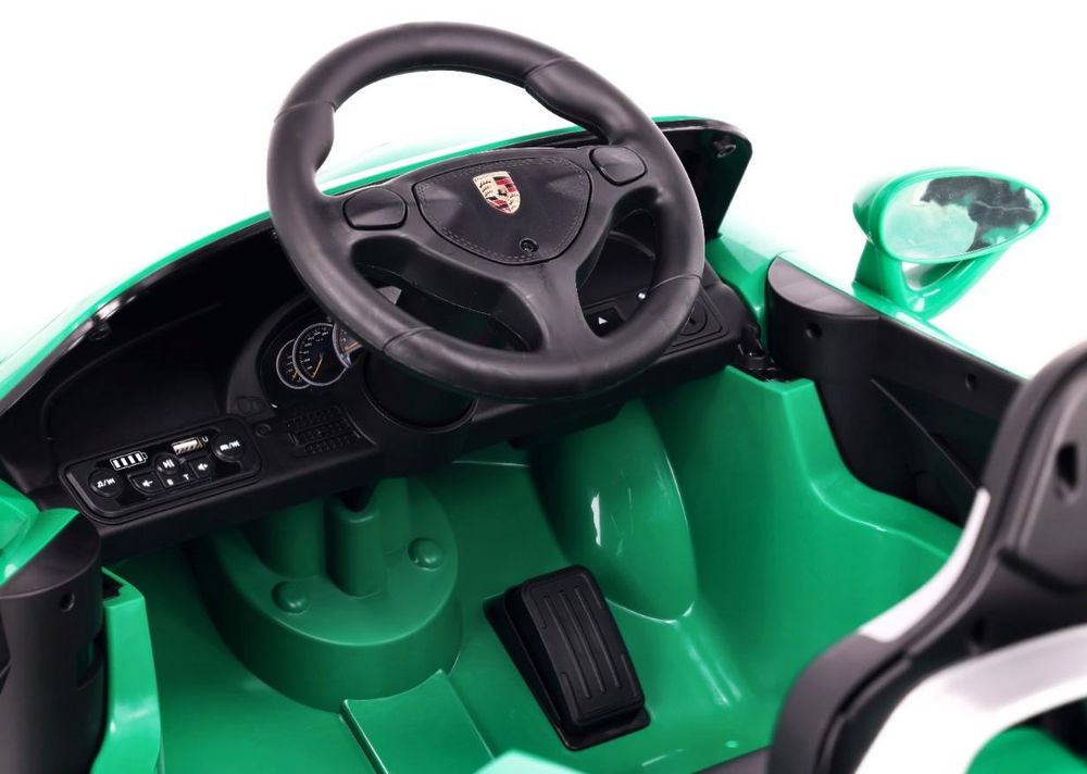 Primo piano su volante, pedaliera e pannello comandi dell'auto elettrica