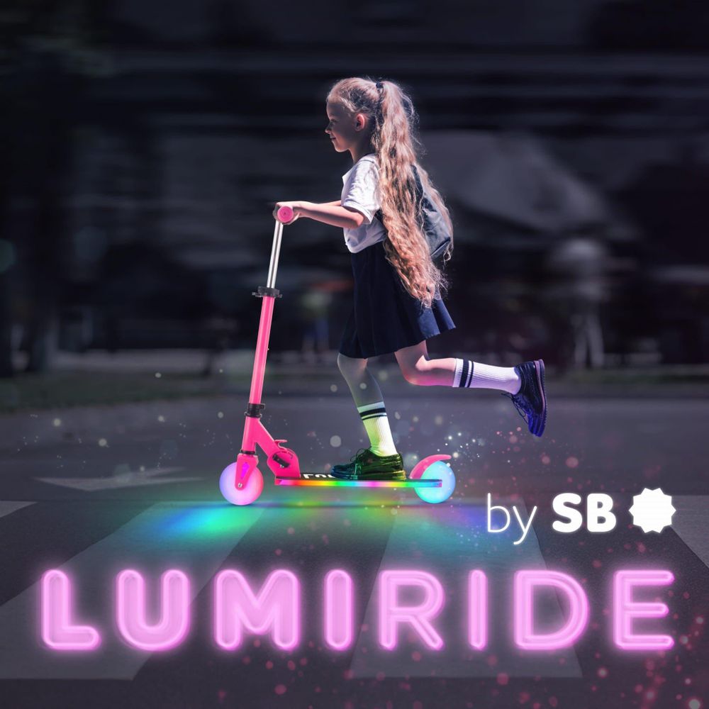 Meisje rijdt op roze step met LED-verlichting en de tekst 'LUMIRIDE'.