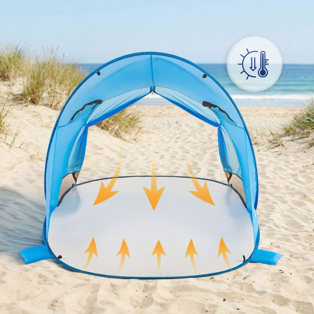 Blaues Strandzelt mit Belüftungspfeilen am Strand, Symbol für Kühlung