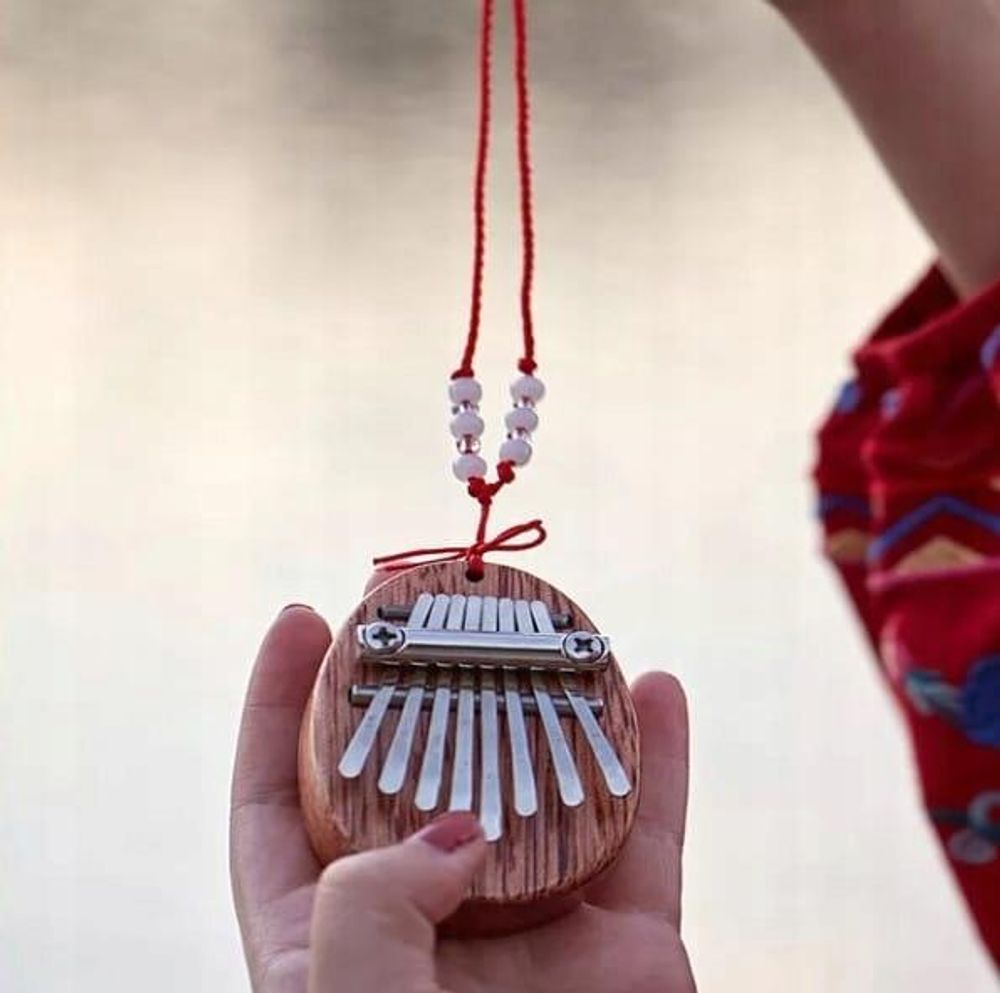 Mini Kalimba - 8 klawiszy - Drewno mahoniowe - Afrykańskie pianino kciukowe - z paskiem