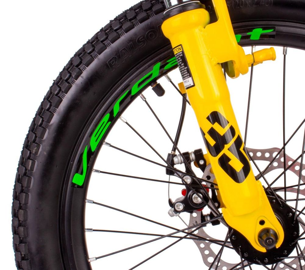 Detalle de la horquilla con suspensión y freno de disco delantero de la bicicleta.