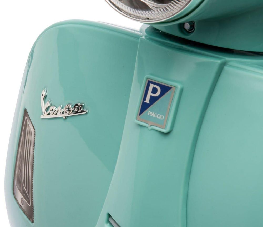 Dettaglio del logo Vespa e delle finiture sulla parte anteriore