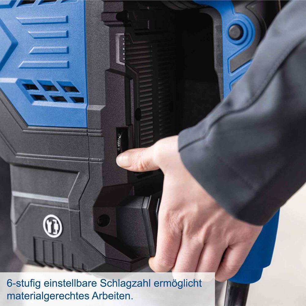 Das Bild zeigt einen Mann mit dem Abbruchhammer AB2000, wie er Schlagzahl manuell einstellt.